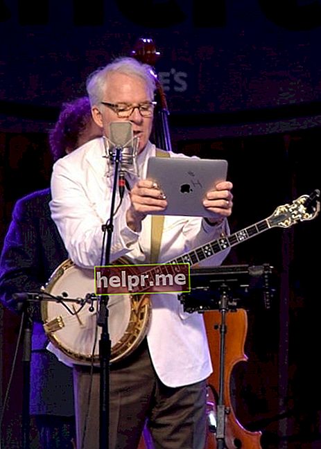 Stīvs Mārtins attēlots, lasot savu "tūkstoš dolāru komplektu sarakstu" MerleFest 2010. gadā