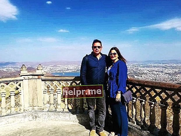 Alvīra Khan Agnihotri pozē bildei ar savu vīru Sajjan Garh Monsoon pilī Udaipurā, Radžastānā, Indijā 2019. gada februārī