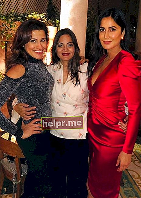 Alvira Khan Agnihotri (Közép) mosolyogva egy képen Yasmin Karachiwala (balra) és Katrina Kaif mellett 2019 januárjában