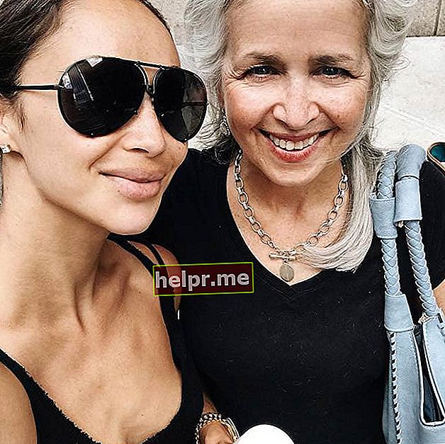 Cara Santana med sin mamma (höger) i NYC i juni 2017
