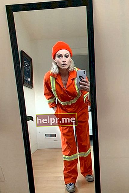Olivia Taylor Dudley a fost văzută în timp ce făcea un selfie în oglindă purtând o salopetă de muncitor în construcții în octombrie 2019
