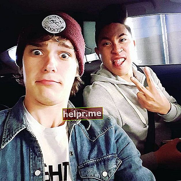 Mitchell Hope snimajući selfie automobila zajedno s Danielom J C Puckeyjem u kolovozu 2015