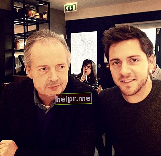 Tom Ackerley (derecha) con su padre como se vio en enero de 2014