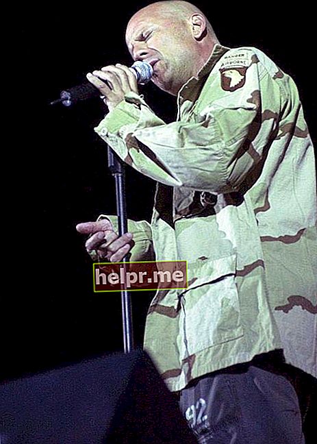 Bruce Willis cântă împreună cu membrii trupei sale din Accelerators pentru soldații celei de-a 101-a diviziuni aeriene din Irak în septembrie 2003