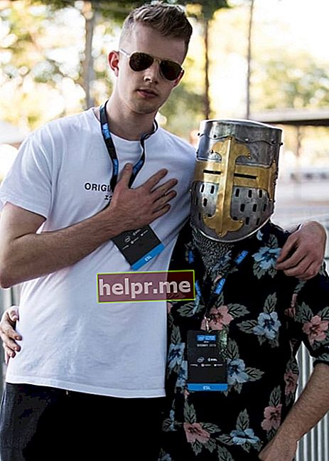 GoodGuyFitz como se ve en una foto tomada con su amigo cercano, YouTuber SwaggerSouls en junio de 2018
