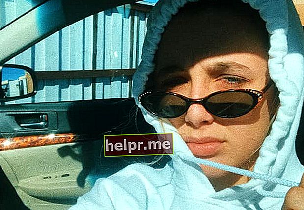 Emma Chamberlain într-un selfie pe Instagram, așa cum s-a văzut în februarie 2018