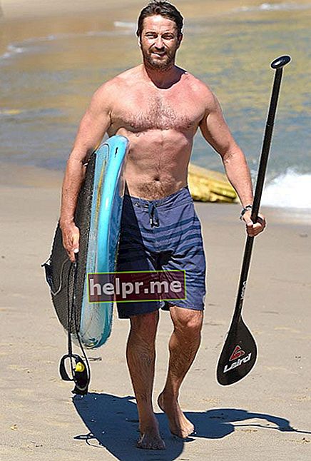 Gerard Butler sin camisa en una playa de Malibú