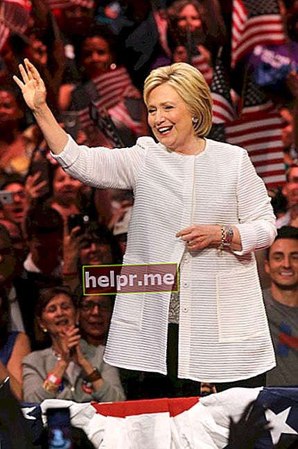 Hillary Clinton en el centro del escenario de la noche de las elecciones primarias presidenciales de junio de 2016 en Nueva York