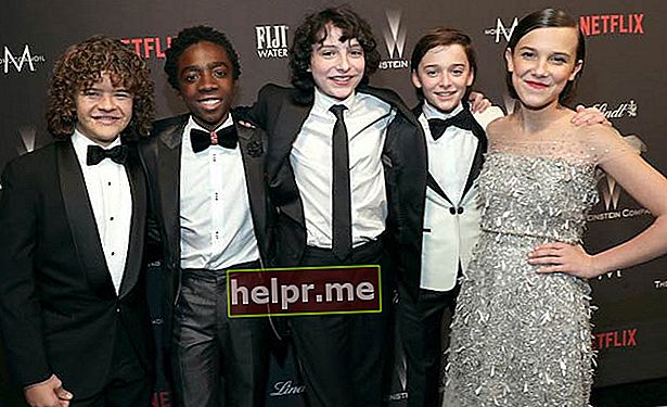 Finn Wolfhard [Centro] en la fiesta de los Globos de Oro de The Weinstein Company y Netflix en enero de 2017