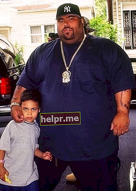 Big Pun zoals te zien tijdens het poseren voor een foto met zijn jongste zoon en rapper, Chris Rivers