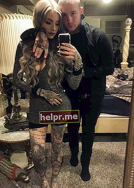 Ryan Ashley Malarkey apareciendo en una selfie con su novio Josh Balz el día de Año Nuevo de 2017