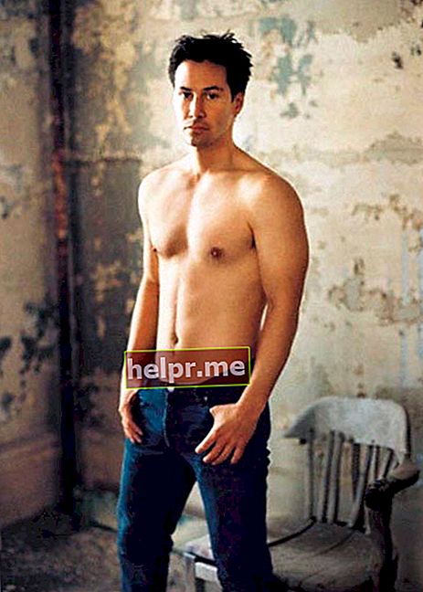 Keanu Reeves fără cămașă pentru o ședință foto de modelare