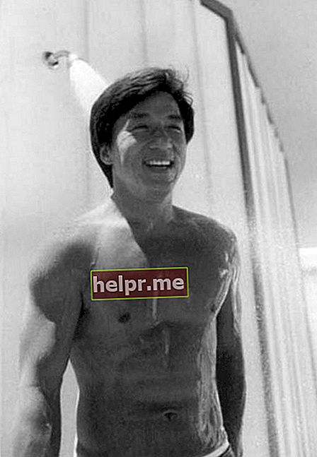 Jackie Chan fără cămașă într-o ședință foto de modelare