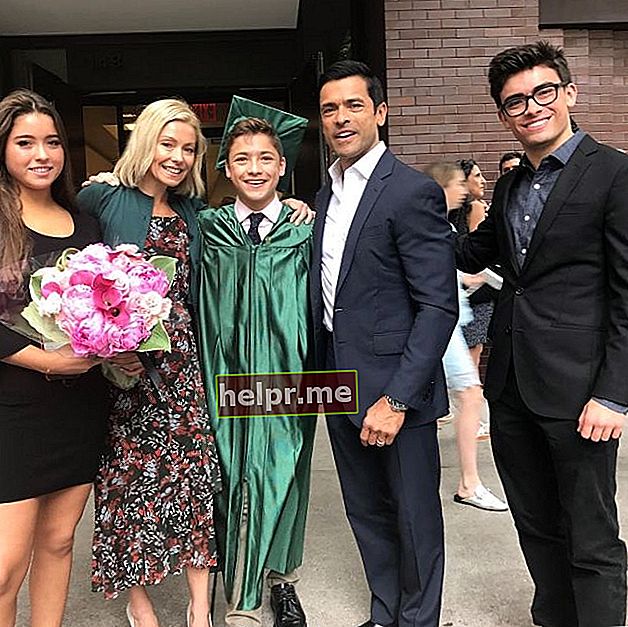 Joaquín como se ve celebrando su graduación de la escuela secundaria con su familia en 2017
