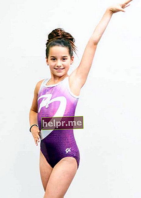 Annie LeBlanc pozează pentru o fotografie de gimnastică în 2015