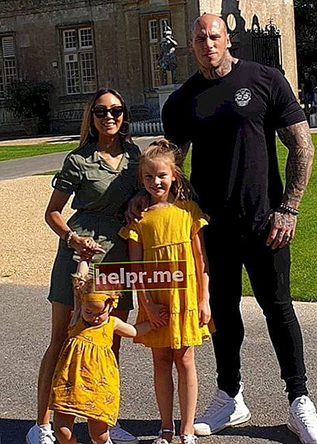 Martyn Ford como se ve en una foto con su esposa Sasha Ford y sus hijas Imogen y Wynter en Longleat Safari Park en agosto de 2019