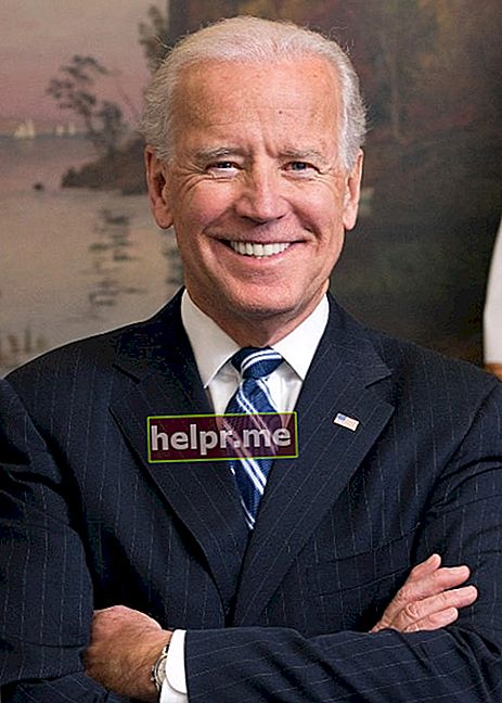 Joe Biden como se ve mientras sonríe en una foto tomada en su oficina del ala oeste en la Casa Blanca en enero de 2013