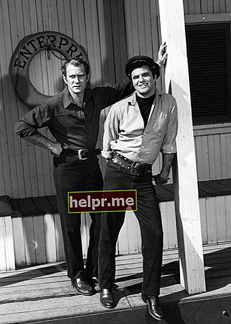 Burt Reynolds (dreapta) așa cum s-a văzut în timp ce poza pentru o imagine împreună cu Darren McGavin pe platoul de filmare „Riverboat” în 1960