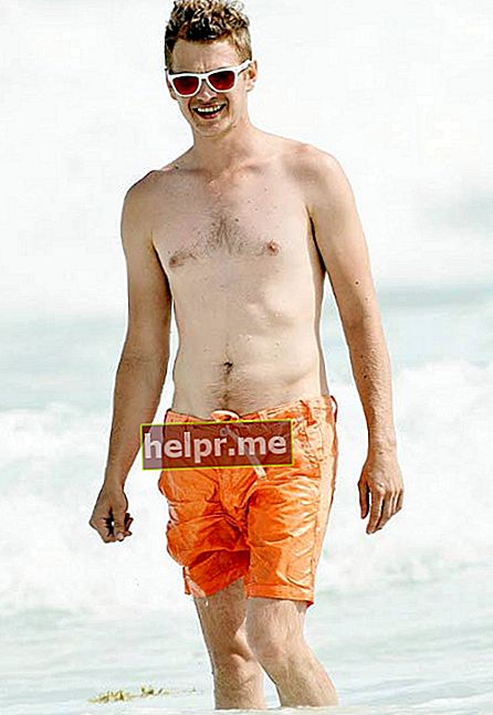 Hayden Christensen sin camisa en la playa de Barbados en julio de 2014