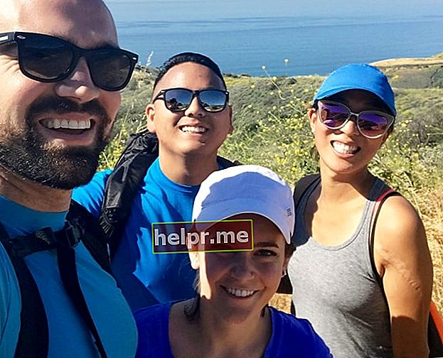 Molly Pansino într-un selfie cu grupul ei în timpul unei aventuri de drumeții în Malibu în mai 2017