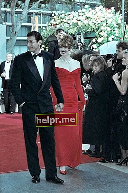 Geena Davis chegando ao Oscar de 1990 com Jeff Goldblum