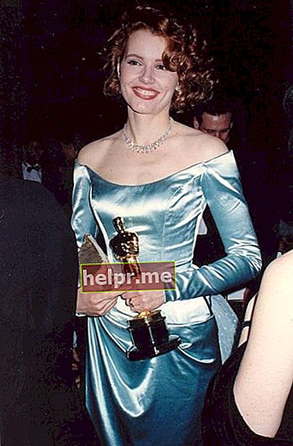 Nakita si Geena Davis na hawak ang kanyang Oscar para sa The Accidental Tourist noong 1989