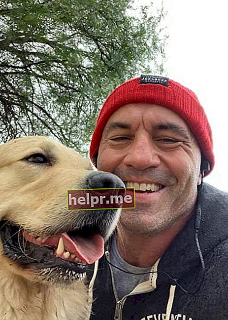 Joe Rogan in een selfie met zijn hond zoals te zien in november 2018