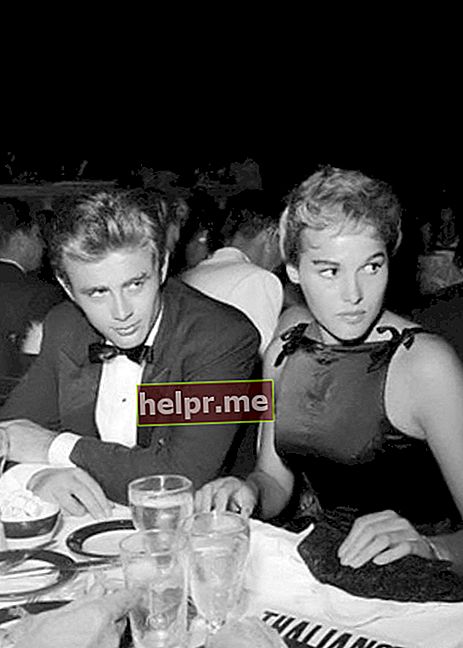 James met zijn vriendin Ursula Andress bij het Thalian Ball in Los Angeles in augustus 1955