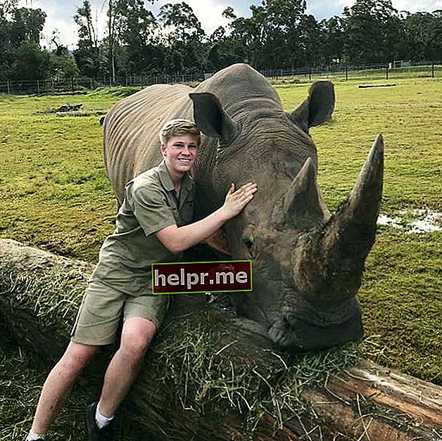 רוברט אירווין עם קרנף בגן החיות של אוסטרליה בספטמבר 2018