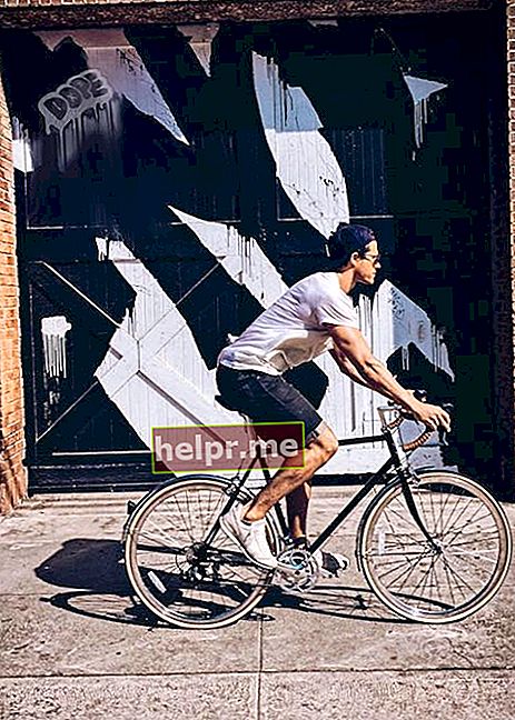 Kyle'as Harrisas važiuoja dviračiu, kaip matyti 2017 m. liepos mėn