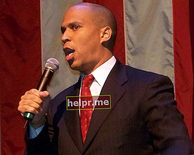 Cory Booker a fost văzut în timp ce vorbea la un miting de campanie Barack Obama din Newark, New Jersey, Statele Unite în octombrie 2007