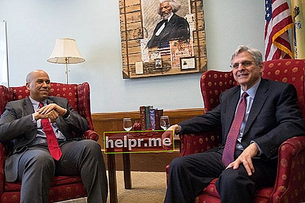 Cory Booker (izquierda) reuniéndose con el juez Garland en abril de 2016