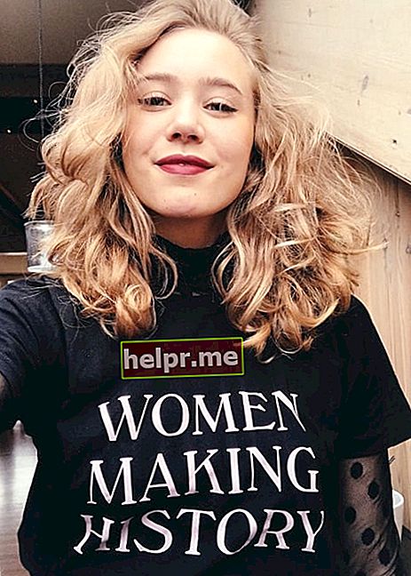 Si Josefine Frida Pettersen na nakikita habang nagse-selfie sa International Women's Day noong Marso 8, 2019