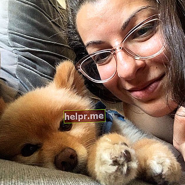 Anita Sarkeesian într-un selfie cu câinele ei, așa cum s-a văzut în iunie 2019