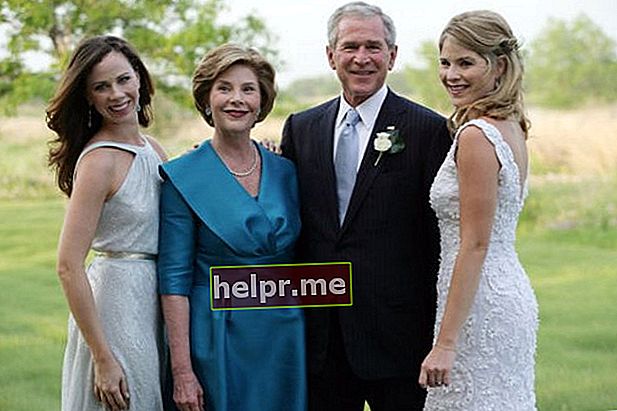 Jenna (extrema derecha) vista posando con su familia el día de su boda en mayo de 2008