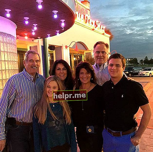 Cena de Lizzy Greene con su familia en Dallas, Texas, en octubre de 2015. Desde la extrema derecha (hermano de Lizzy), segundo desde la derecha (madre de Lizzy), en la parte de atrás (padre de Lizzy)