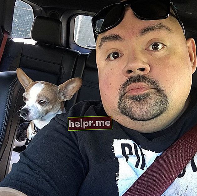 Gabriel Iglesias kutyájával, 2019 novemberében látható