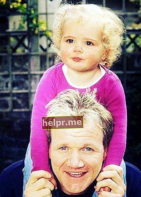 Matilda Ramsay, așa cum se vede într-o imagine din zilele copilăriei, stând pe umerii tatălui ei Gordon Ramsay
