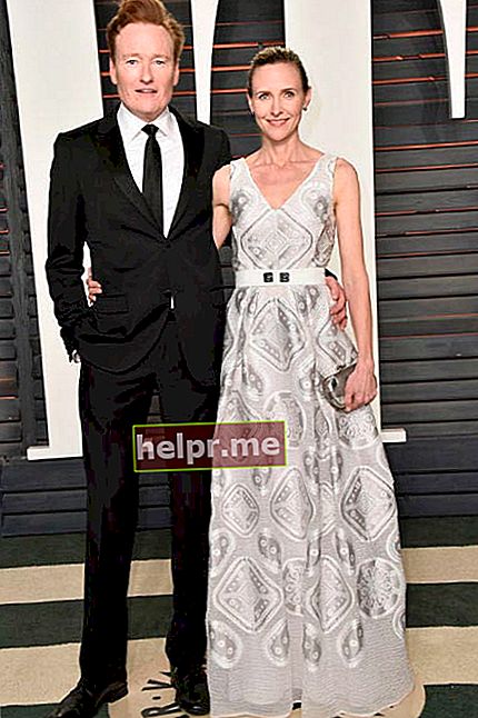 Conan O'Brien y Ann 'Liza' Powel en la fiesta de los Oscar de Vanity Fair organizada por Graydon Carter en febrero de 2016