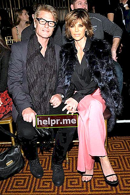 Lisa Rinna și Harry Hamlin la Sherri Hill Runway Show în timpul Săptămânii Modei din New York în februarie 2017
