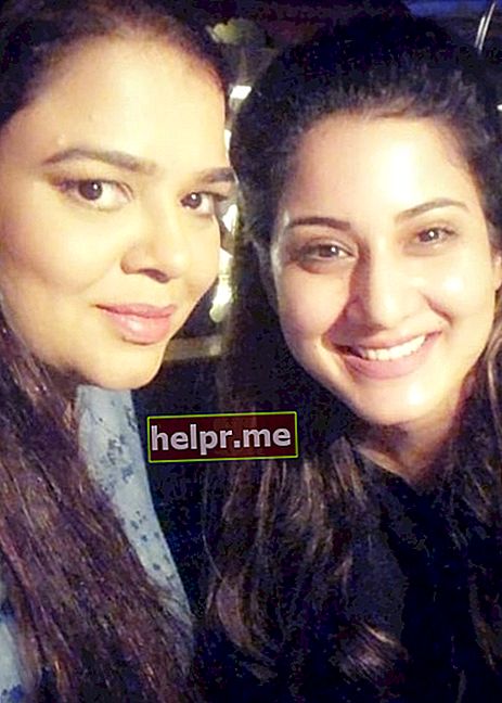 Aditi Rathore em uma selfie com seu amigo próximo e atriz Gulfam Khan Hussain em agosto de 2018