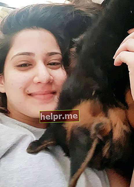 Aditi Rathore como se ve en una selfie con su perro Jerry que fue tomada en diciembre de 2018