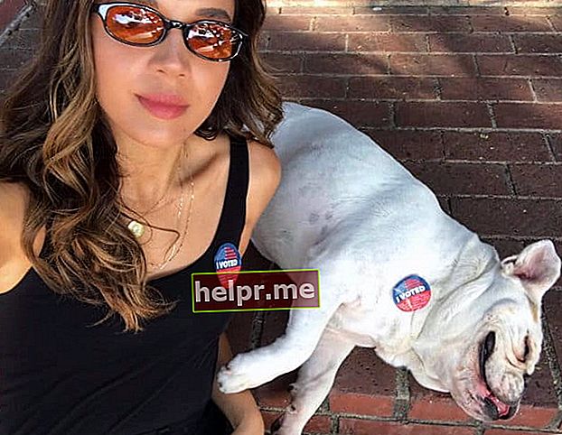 Georgie Flores em uma selfie com seu cachorro, vista em novembro de 2018