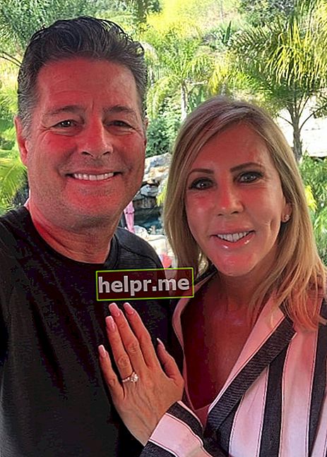 Vicki Gunvalson și Steve Chavez Lodge au fost văzuți în timp ce își făceau un selfie anunțându-și logodna la Coto de Caza, California, în aprilie 2019