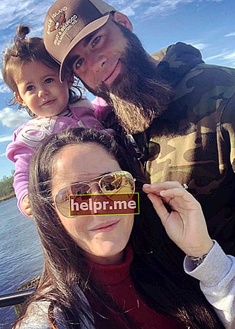 David Eason este văzut într-un selfie realizat împreună cu soția sa Jenelle Evans și fiica în octombrie 2018 în Wilmington, Carolina de Nord