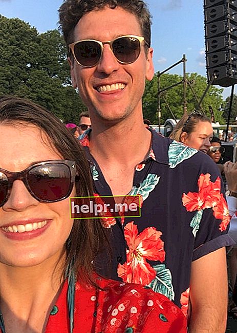 Aisling Bea într-un selfie cu prietena ei Steen Raskopoulos la Gunnersbury Park în iulie 2018