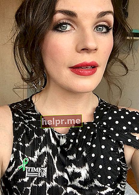 Aisling Bea, într-un selfie plin de viață, înainte de a pleca la premiile Oliver în aprilie 2018
