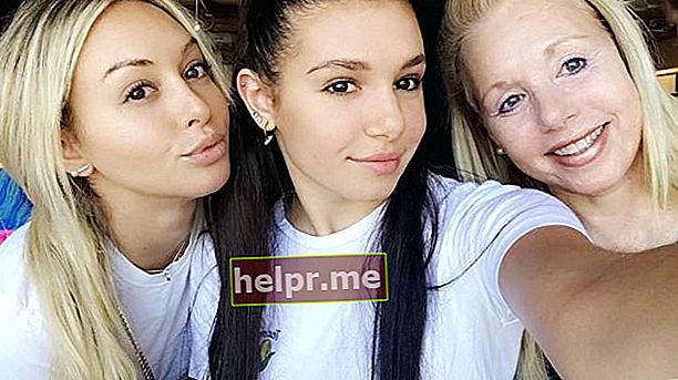 Corinne a fost văzută cu sora ei Taylor și mama Peri în 2017