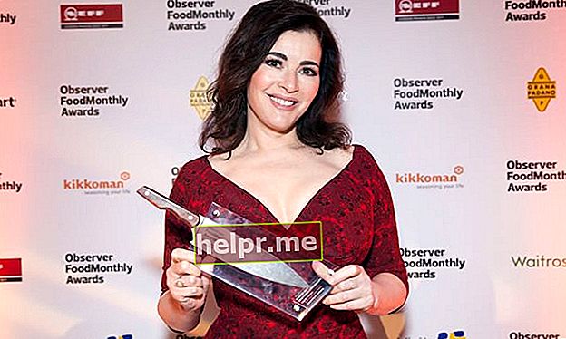 Nigella primește premiul pentru Cea mai bună personalitate alimentară la Observer Food Monthly Awards pe 16 octombrie 2014 la Londra