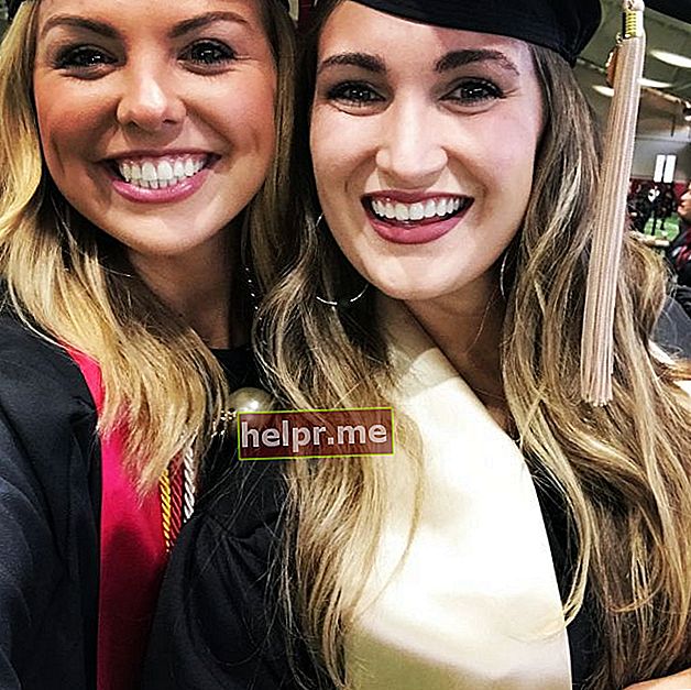 Hannah Brown a văzut cu Carlie Parrish în timpul absolvirii Universității din Alabama în august 2017